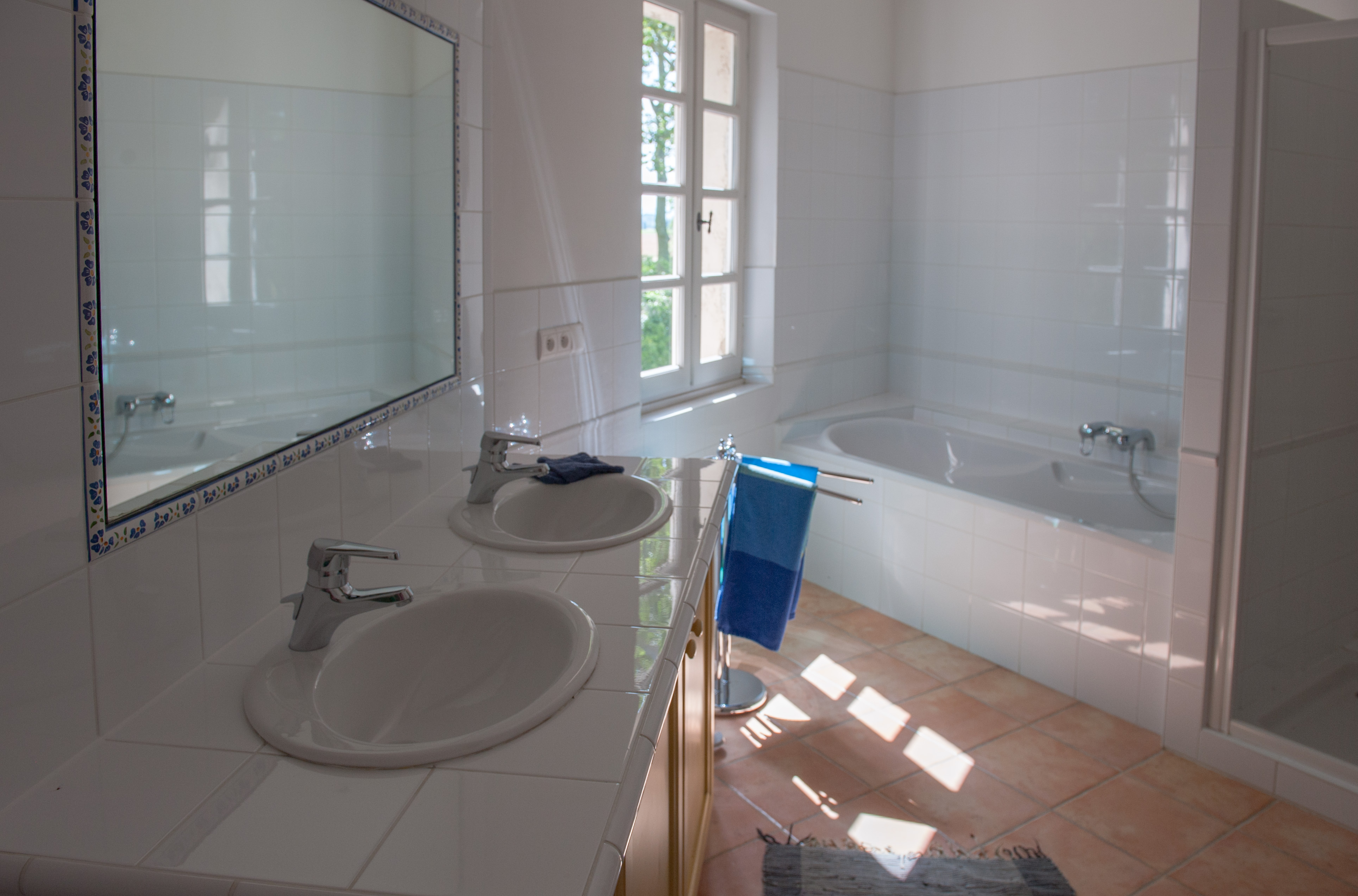Petite salle de bain avec baignoire et toilette avec haute ...