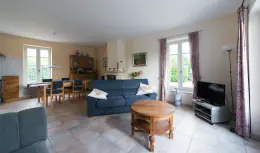 Le Laurier — antique-furnished living room